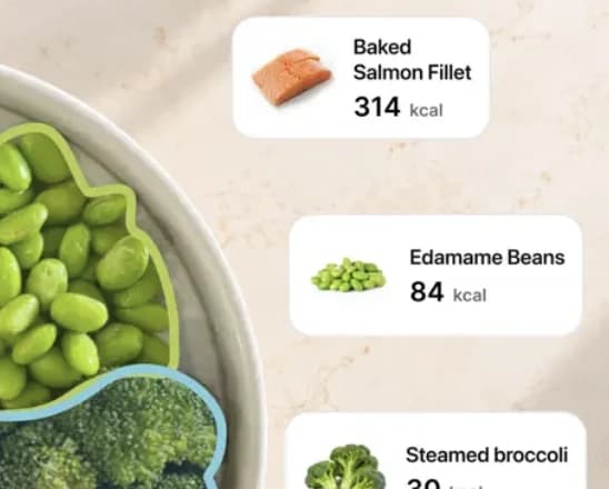 App Dietfit nhận ra từng món trên đĩa và hiện calo: cá hồi nướng 314 kcal, đậu edamame 84 kcal, bông cải hấp 30 kcal.
